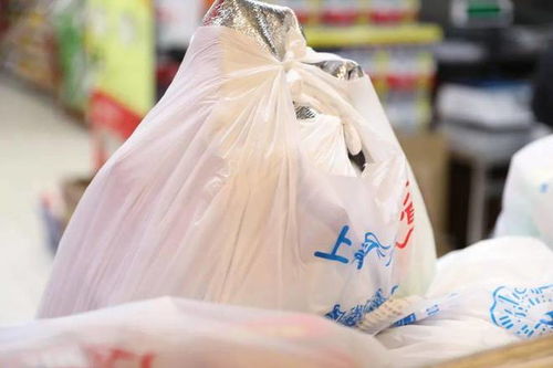 四樣?xùn)|西開(kāi)始收費(fèi)引熱議，網(wǎng)友直呼離譜 塑料袋收費(fèi)成焦點(diǎn)